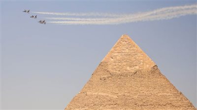 عروض مبهرة لنسور الجو فوق الأهرامات