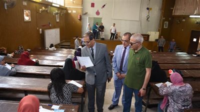 ٨٧٧ طالبًا وطالبة بجامعة سوهاج يؤدون امتحانات برامج التعليم المدمج بالشراكة مع جامعة القاهرة 