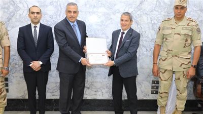 محافظ سوهاج يترأس الاجتماع الدوري مع القيادات التنفيذية بالمحافظة  