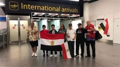 الجالية المصرية تدعم السباحين المصريين وبطل الزهور  