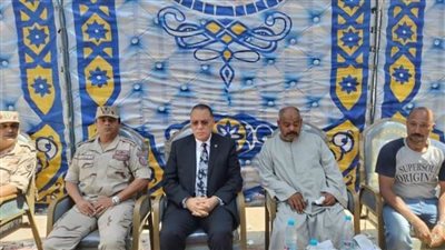 محافظ الشرقية يعزي أسرة شهيد الواجب والوطن بعزبة العلايا ببلبيس