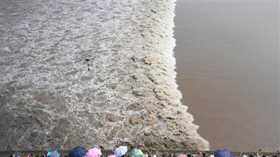 بالصور.. مشهد رائع لحركة المد لأحد الأنهار بالصين