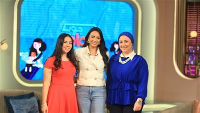 مناقشة علاقة الصداقة بين الأم وابنتها في مرحلة المراهقة في حلقة تليفزيونية 