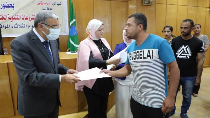 محافظ المنيا يسلم