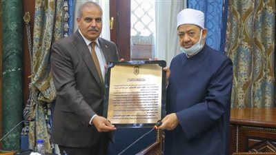 هيئة كبار العلماء تكرم رئيس جامعة الأزهر لجهوده المتميزة في تطوير الجامعة