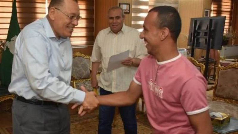 محافظ الشرقية خلال