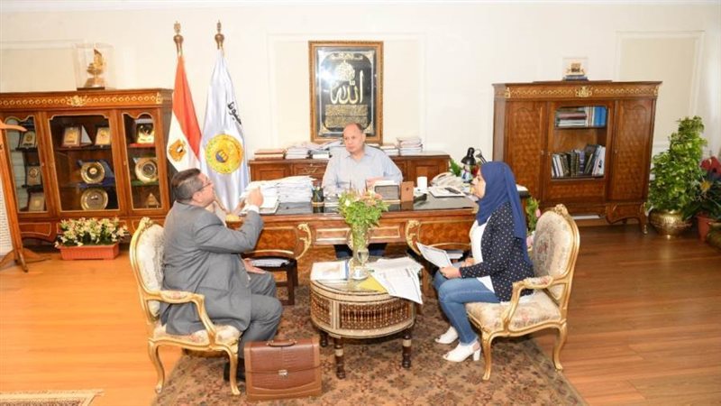 محافظ أسيوط يناقش