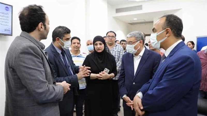 محافظ المنيا بمستشفى