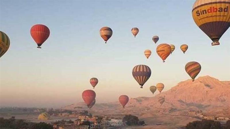 رحلة بالون طائر فوق