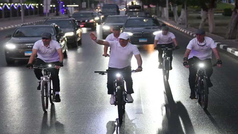 الرئيس السيسي يقوم