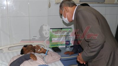 محافظ كفر الشيخ يطمئن على عامل أصيب أثناء عمله ويصرف له إعانة عاجلة
