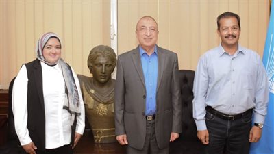 محافظ الإسكندرية يكرم صاحبة فكرة إنشاء شاطئ ضعاف البصر والمكفوفين