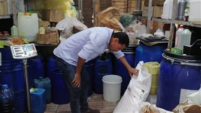 تموين برج العرب تضبط مصنع مستحضرات تجميل لحيازته مواد كيماوية مجهولة المصدر 