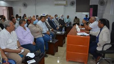 محافظ الوادي الجديد يبحث مع القيادات التنفيذية خطة تطوير قرية بغداد بباريس