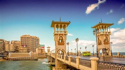 إنقاذ فتاة من الانتحار بإلقاء نفسها في مياه البحر بكوبري ستانلي