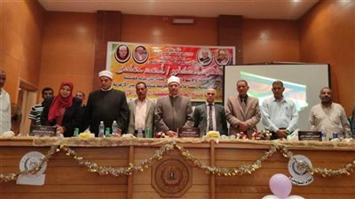 موظفو منطقة السويس الأزهرية يودعون «حمادي» بعد نقله إلى منطقة سوهاج الأزهرية 