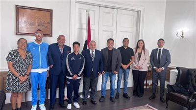 القنصل العام بلندن يلتقي البعثة المصرية بعد تسجيل رقم جديد في عبور المانش
