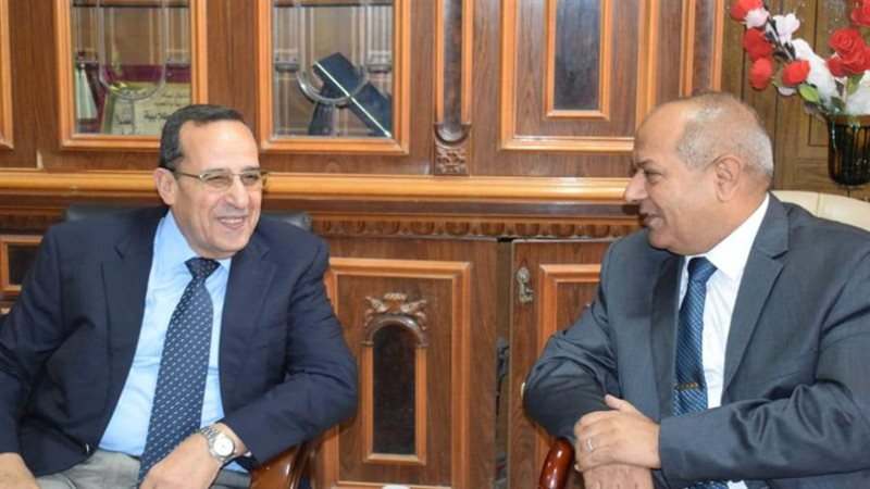 المحافظ خلال لقائه