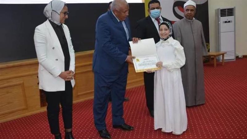 محافظ الوادى يكرم