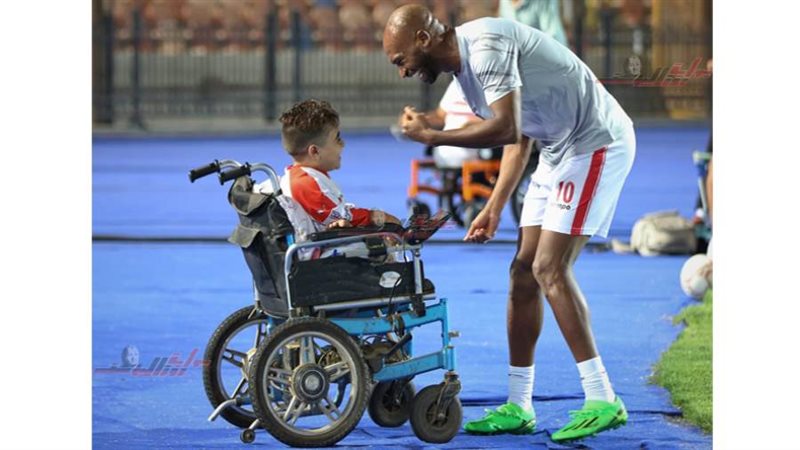 شيكابالا يصافح مشجعا