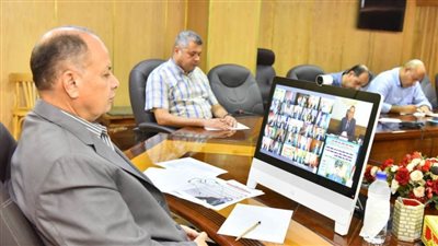 محافظ أسيوط يشارك في اجتماع رئيس الوزراء بالمحافظين عبر الفيديو كونفرانس 