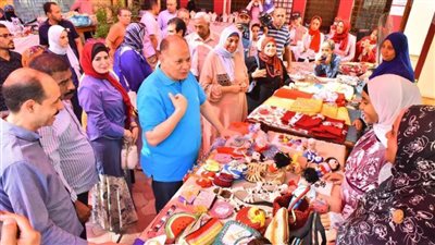 محافظ أسيوط يفتتح معرضًا لمنتجات الأيدي الناعمة للمشغولات اليدوية بمكتبة مصر العامة