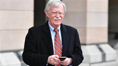 السلطات الأمريكية تتهم إيرانيًا بمحاولة اغتيال مستشار الأمن القومي السابق