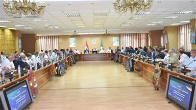 محافظ الشرقية يناقش مع مديري المديريات خطة ترشيد استهلاك الكهرباء 