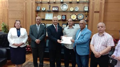 رئيس جامعة بنها يكرم مندوبي المالية تقديرًا لجهودهم في العمل