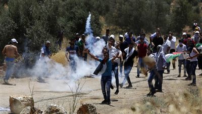 إصابة عشرات الفلسطينيين بالاختناق بالغاز المسيل للدموع في مواجهات مع قوات الاحتلال بـ