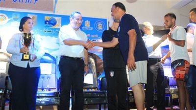 رئيس جامعة الإسكندرية يكرم الفائزين في مهرجان الرياضات الشاطئية الرابع