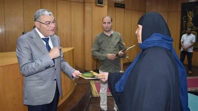 محافظ المنيا يسلم 53 عقدا جديدا لتقنين أوضاع أراضي أملاك الدولة