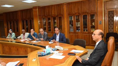 رئيس جامعة أسيوط يترأس اجتماعًا لبحث ترشيد استهلاك الكهرباء