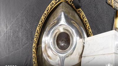 شؤون الحرمين: تنفيذ أعمال الصيانة الدورية للحجر الأسود