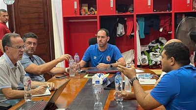 فيتوريا يزور النادي الأهلي ويجتمع بسواريش.. (صور)