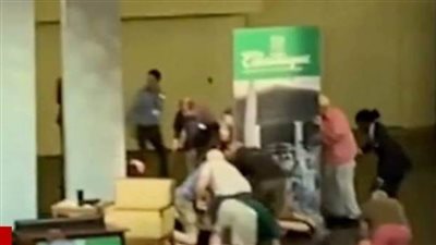 تعرض سلمان رشدي صاحب آيات شيطانية للطعن في ولاية نيويورك الأمريكية 