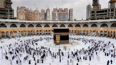 السعودية تسمح لجميع أنواع التأشيرات بأداء العمرة
