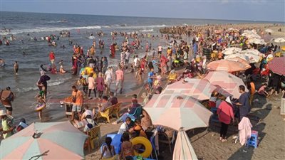 إقبال كبير من المصطافين على شواطئ مصيف بلطيم