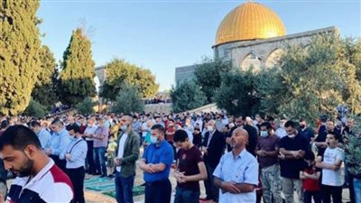 عشرات الآلاف من الفلسطينيين يؤدون صلاة الجمعة في المسجد الأقصى