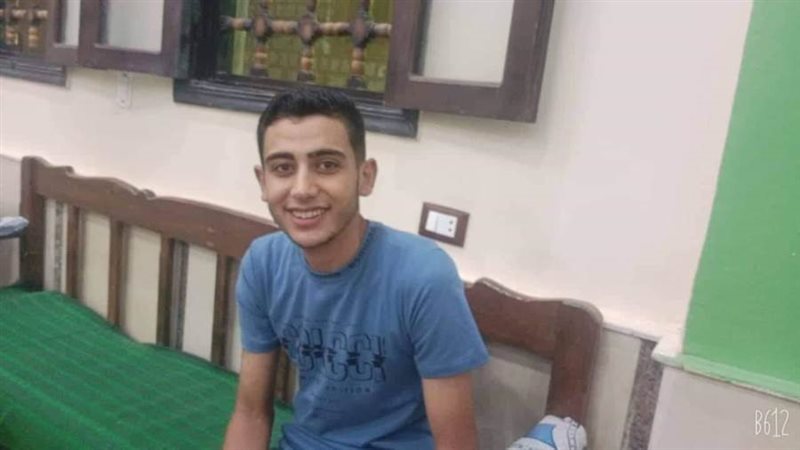 طارق رضا يسلم مبلغ