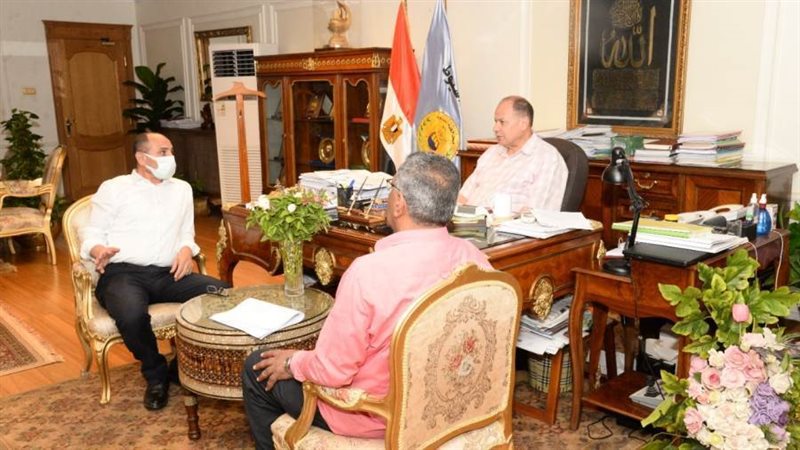 محافظ أسيوط خلال