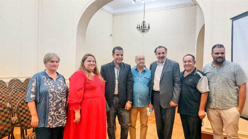 مائدة مستديرة حول