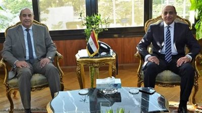 وزير الطيران المدني يشكر الطيار محمد منار على فترة إدارته للوزارة