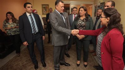 وزير السياحة والآثار يبدأ بجولة للتعرف على العاملين بالوزارة