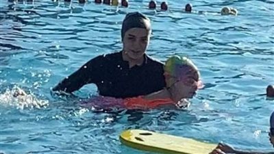 مريم محمد تقود تدريبات فريق السباحة بنادي السكة الحديد