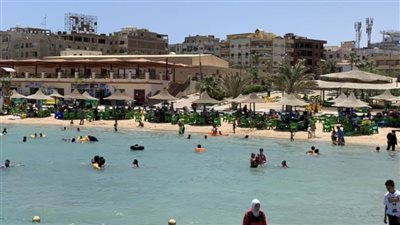 بأسعار رمزية ومجانًا للأطفال.. محافظ البحر الأحمر يفتتح الشاطئ العام بالغردقة