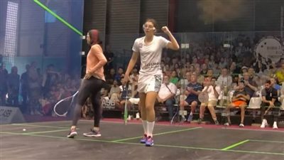 أمينة عرفي تتوج بلقب بطولة العالم لناشئات الإسكواش بفرنسا