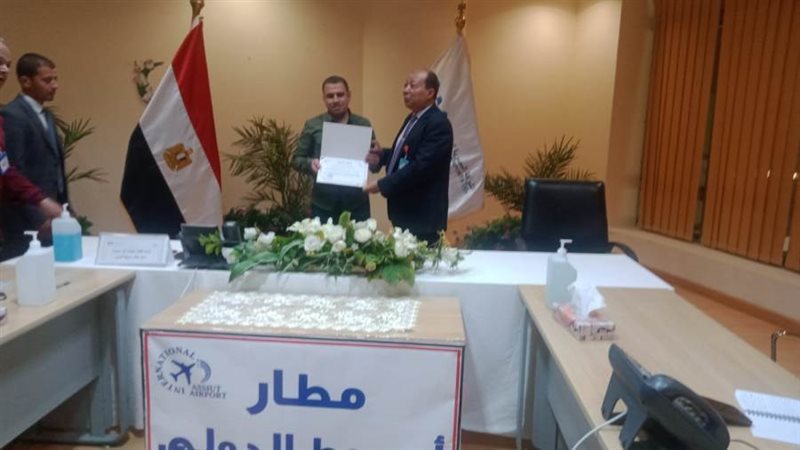 مدير المطار خلال