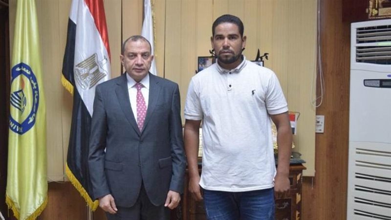 رئيس الجامعة مع والد