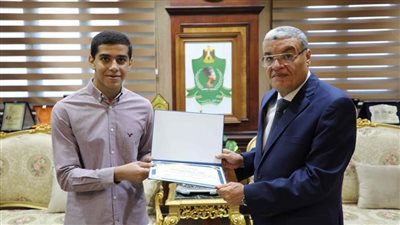 محافظ المنيا يكرم الطالب مارك ناجح الحاصل على المركز الرابع بالثانوية العامة